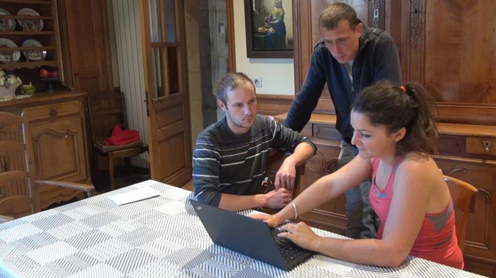 De gauche à droite : Maxime a été recruté en 2017 pour épauler Guillaume, chef de cultures. À leurs côtés, Anne-Cécile, chef d’exploitation depuis 2014. ©I.Logvenoff/GFA